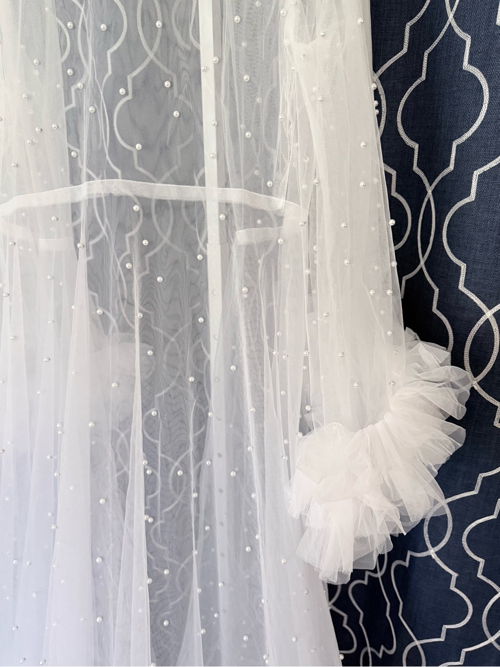 Elegant White Sheer Tulle and Pearl Dressing Gown with Ruffle Trim Sz S E1 - Picture 4 of 4